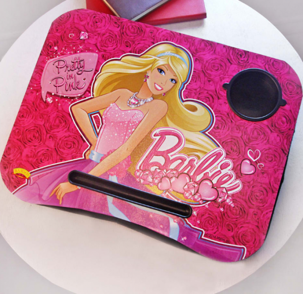 Meja dengan tema dunia fantasi seperti taman ajaib atau kastil peri